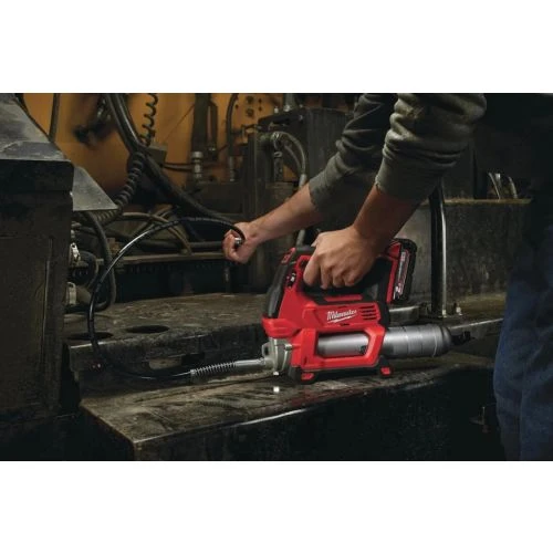 Pompe à graisse 18V Milwaukee M18 GG-0 (sans batterie ni chargeur) + boîte en carton - 4933440493 2 Pompe à graisse 18V Milwaukee M18 GG-0 (sans batterie ni chargeur) + boîte en carton - 4933440493 – Image 2